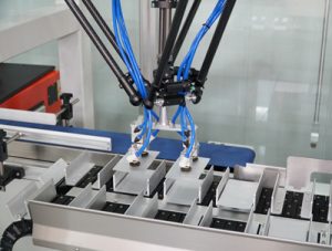 Dây chuyền máy ép vỉ và máy đóng hộp được trang bị robot đồng bộ