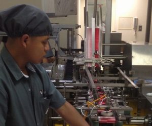 Máy đóng hộp đang chạy ở Guatemala