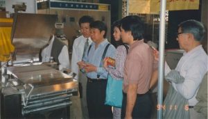 Năm 1989, chúng tôi trưng bày Máy ép vỉ thế hệ đầu tiên tại CIPM
