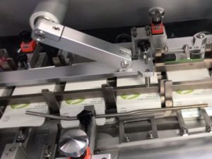 Máy đóng hộp được trang bị bộ cấp liệu đồng bộ cho đóng màng co