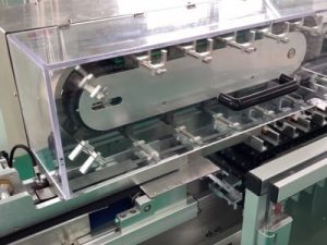 Máy đóng hộp được trang bị bộ nạp đồng bộ cho thẻ vỉ