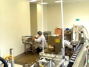 Dây chuyền sản xuất ép vỉ Ampoules trang bị hai robot cấp liệu ở Châu Âu