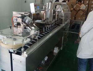Máy đóng hộp được trang bị bộ cấp lọ để đóng gói dạng ống