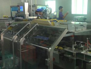 Một dây chuyền tích hợp Máy đóng hộp, Máy ép vỉ và Máy dán nhãn